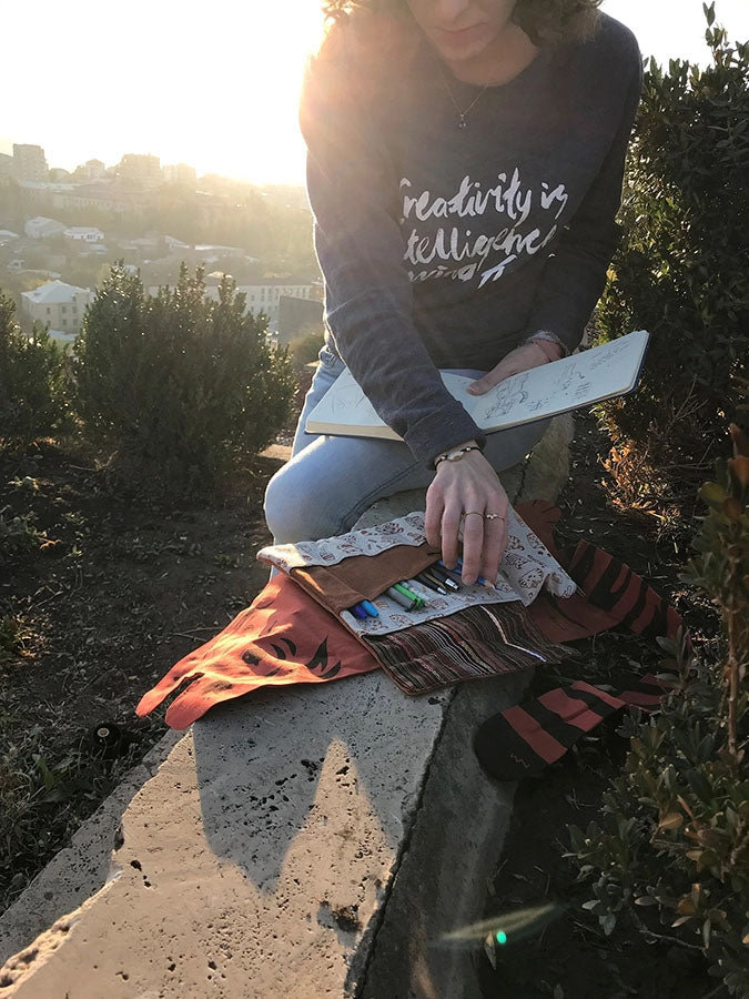 Trousse unique pour les artistes en vadrouille. En forme de tigre, entièrement faite à la main.