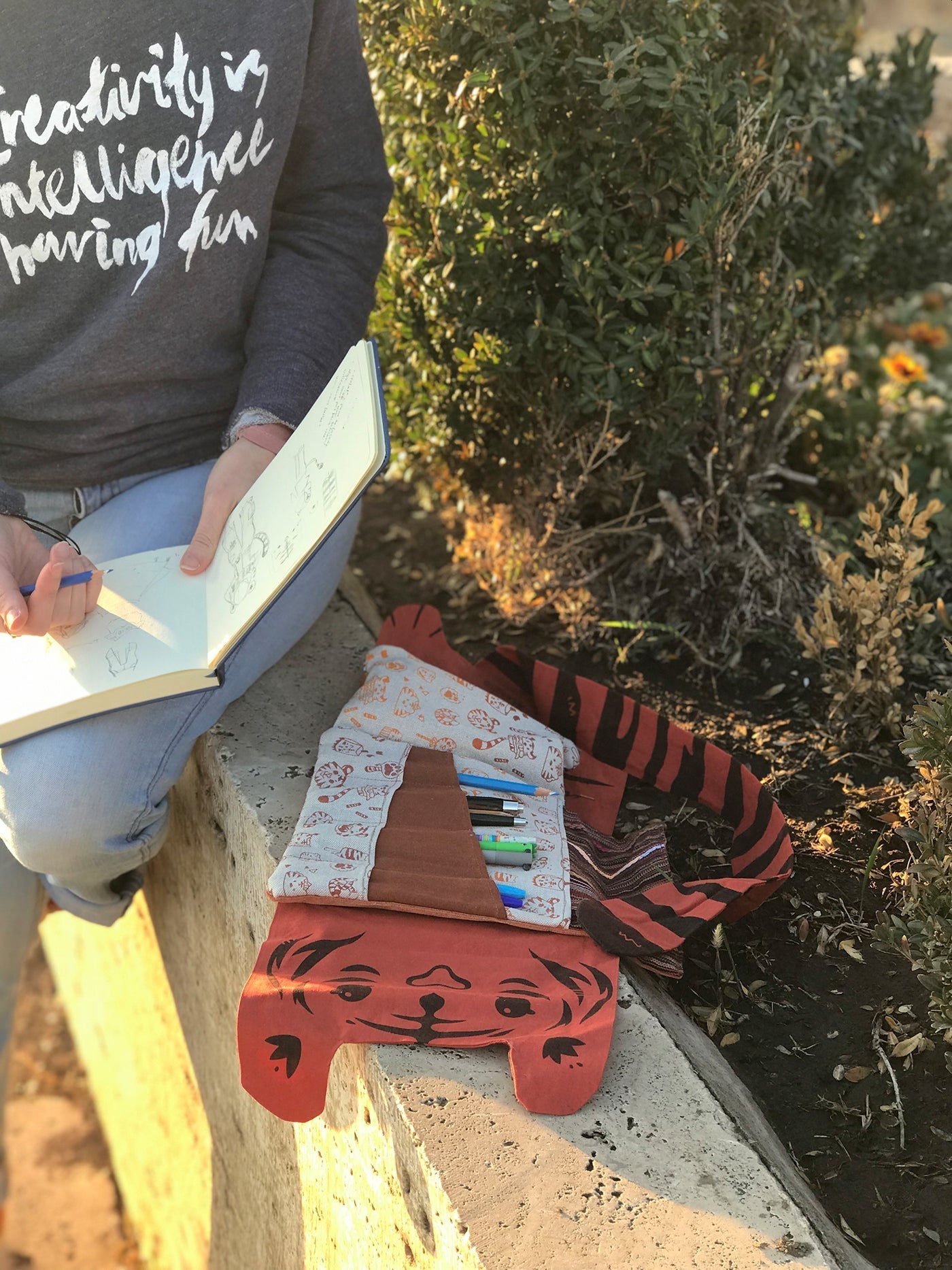 Trousse unique pour les artistes en vadrouille. En forme de tigre, entièrement faite à la main.