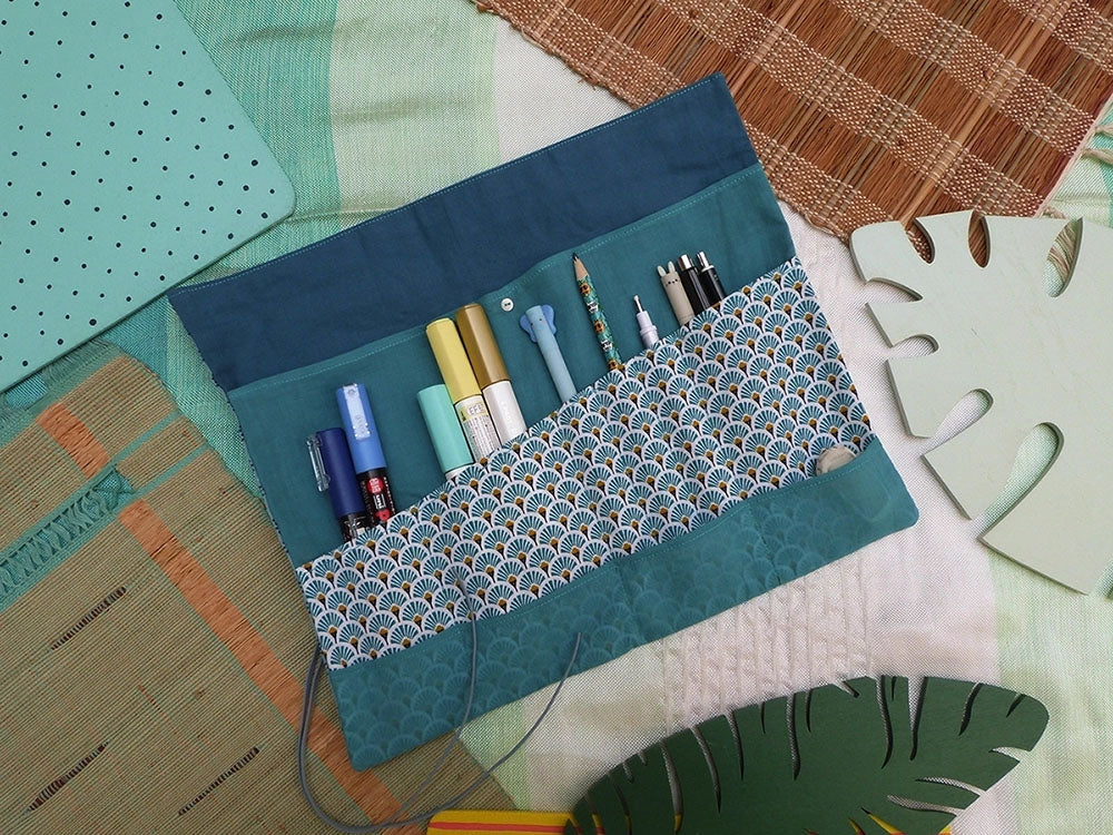 Trousse faite à la main. Rouleau d'artiste pour emporter ses fournitures.