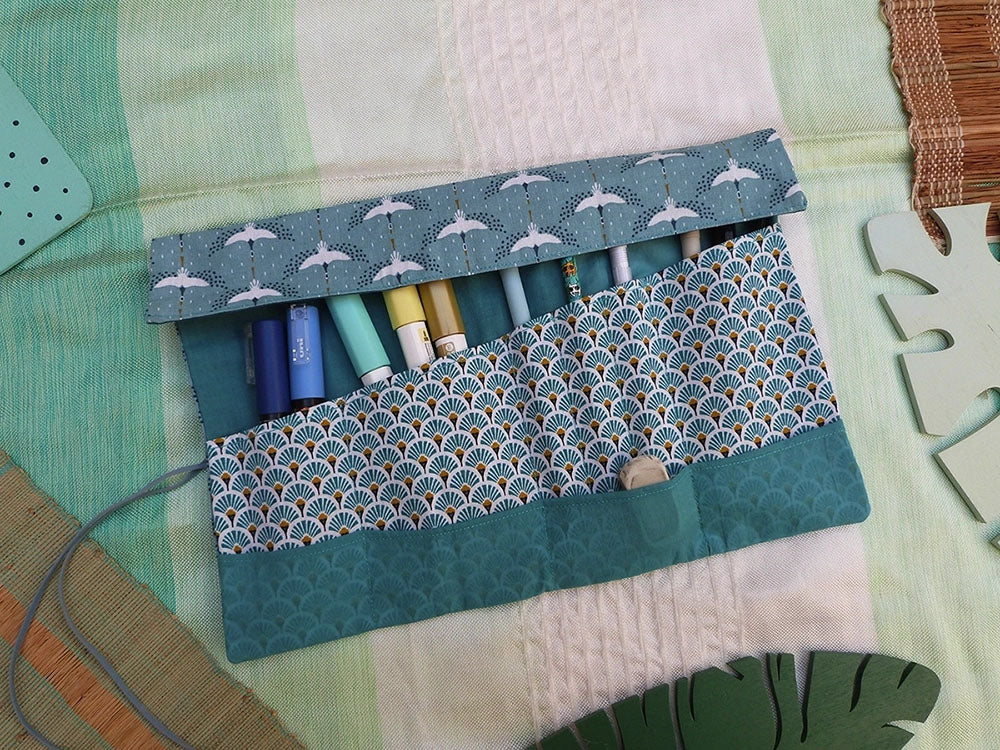 Trousse faite à la main. Rouleau d'artiste pour emporter ses fournitures.