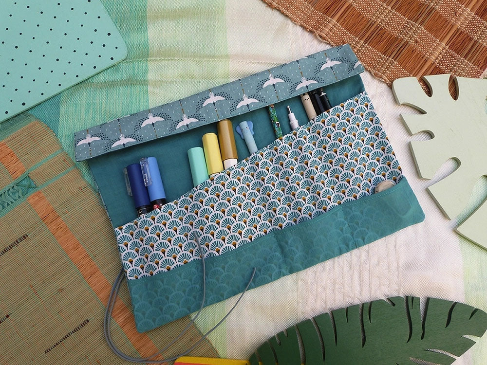 Trousse faite à la main. Rouleau d'artiste pour emporter ses fournitures.