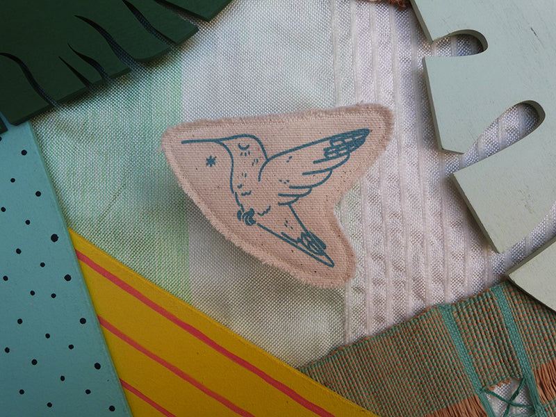 Broche dessinée et sérigraphiée à la main. Colibri.