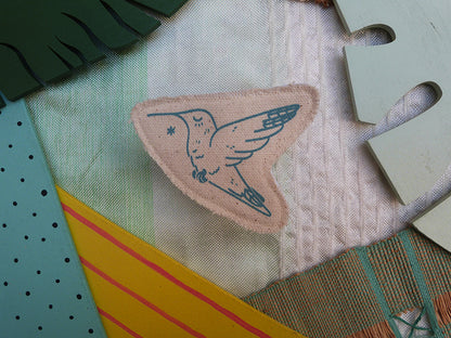 Broche dessinée et sérigraphiée à la main. Colibri.