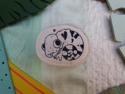 Broche dessinée et sérigraphiée à la main. Caméléon.