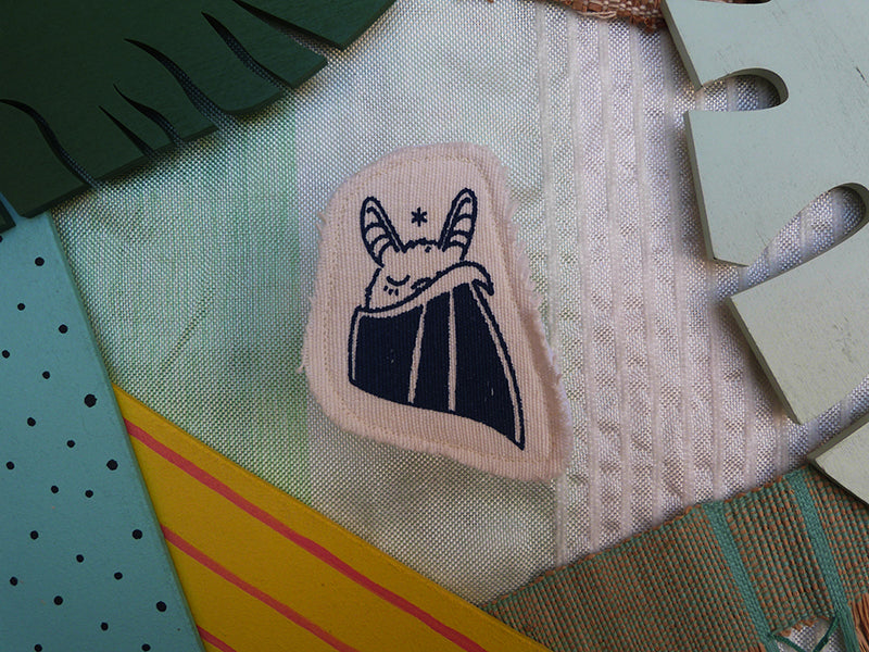 Broche dessinée et sérigraphiée à la main. Chauve-souris.