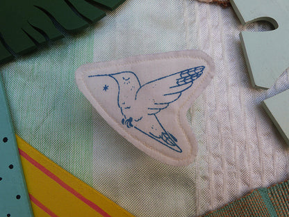 Broche dessinée et sérigraphiée à la main. Colibri.