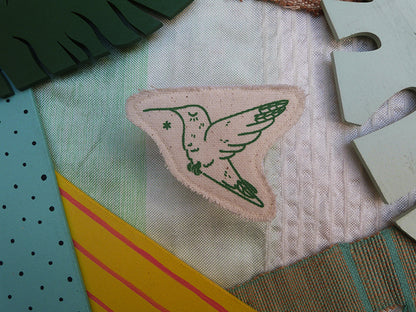 Broche dessinée et sérigraphiée à la main. Colibri.