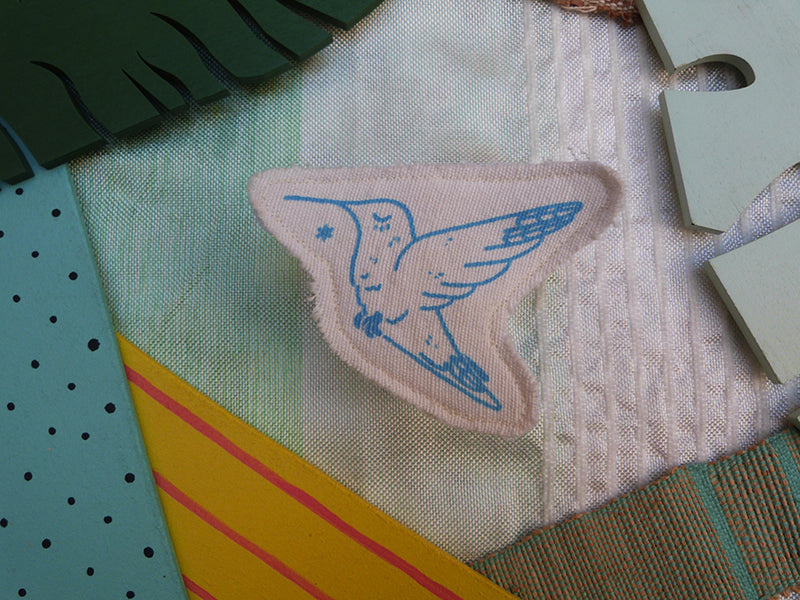 Broche dessinée et sérigraphiée à la main. Colibri.