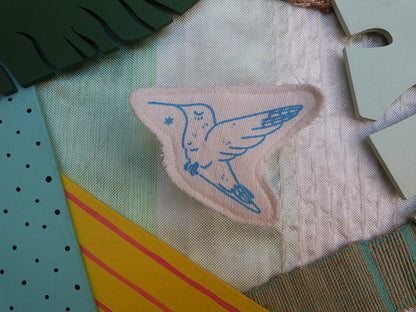 Broche dessinée et sérigraphiée à la main. Colibri.