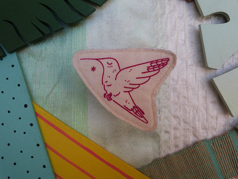 Broche dessinée et sérigraphiée à la main. Colibri rose.