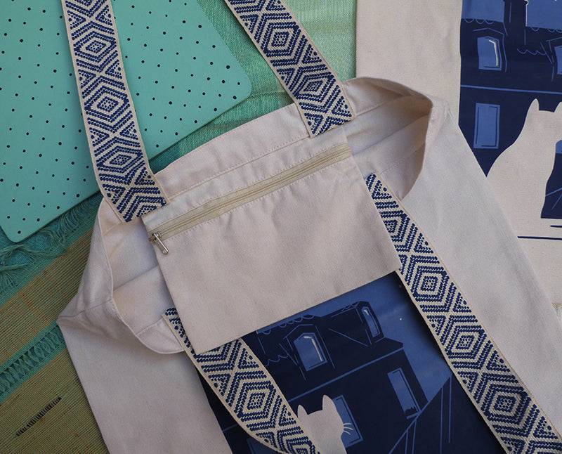 Grand totebag fabriqué en matières recyclées et imprimé en France. Poche zippée à l'intérieur.