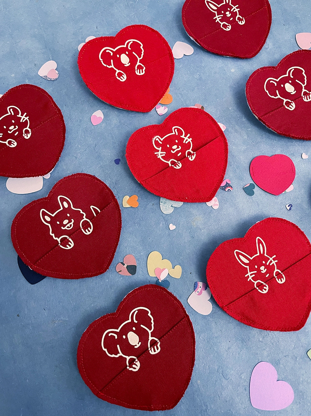 Broche à poche en forme de cœur faite à la main. Un animal mignon tient le message avec ses pattes.