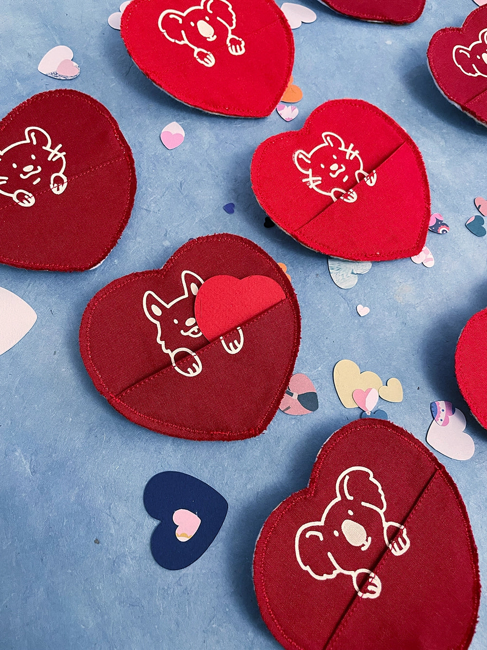 Broche à poche en forme de cœur faite à la main. Un animal mignon tient le message avec ses pattes.