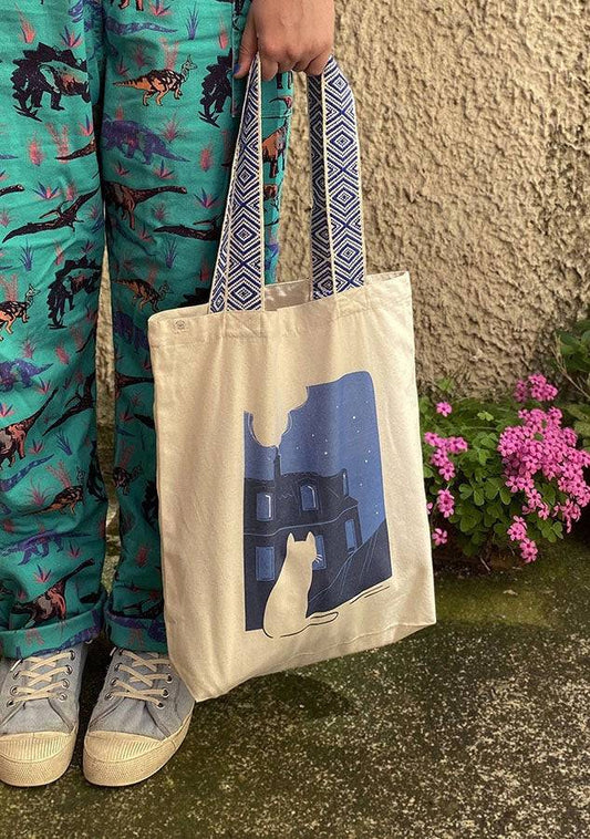 Grand totebag avec une pochette zippée à l'intérieur. Fabriqué en matières recyclées, imprimé en France.