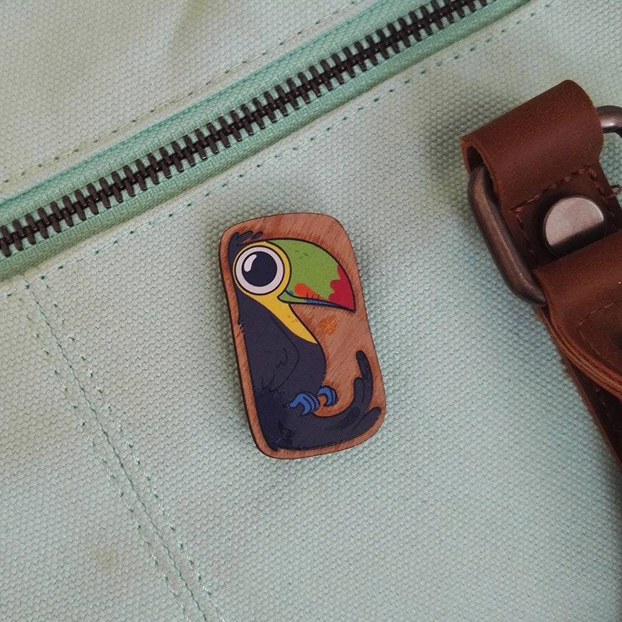 Pin's en bois. Toucan.