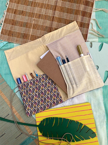 Pochette A5 faite à la main. Pour transporter un carnet, des stylos, fournitures scolaires et artistiques...