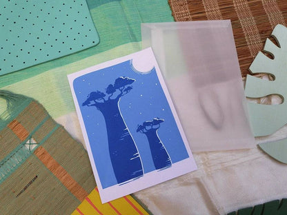 Sérigraphie artisanale. Paysage nocturne paisible représentant l'Allée des Baobabs à Madagascar.